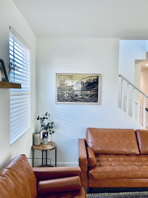 Smart TV, libros, estéreo y monitor de computadora 