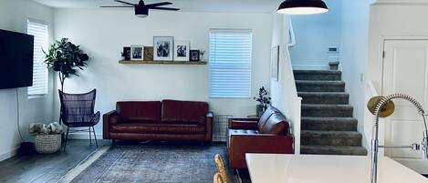 Smart TV, libros, estéreo y monitor de computadora