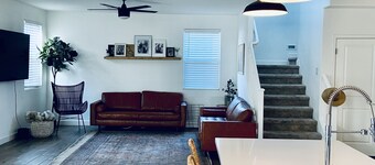 Coastal contemporary modern home 5mins from Schnepf farms