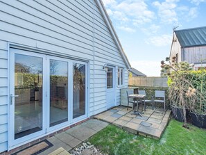 Outdoor dining - The Annexe at Park Farm Barns - UK39379 (Snettisham)