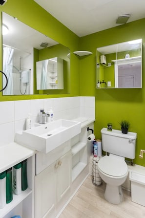 Basic Apartment, Berbilang Katil | Bilik Mandi | Tuala disediakan, sabun, syampu, tisu tandas