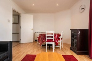 Basic Apartment, Berbilang Katil | Tempat makan