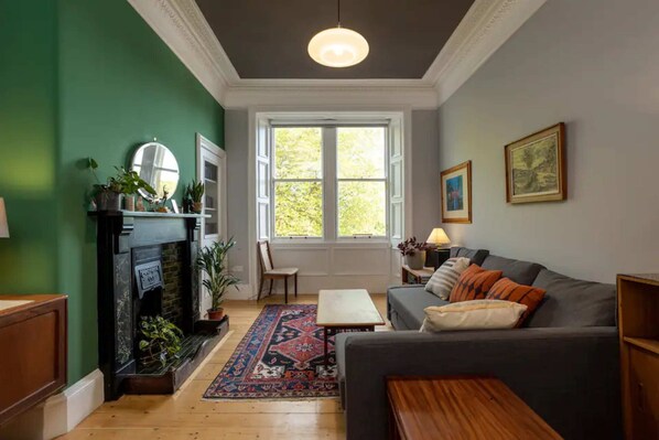 Departamento básico, 1 cama matrimonial y sofá cama | Sala de estar