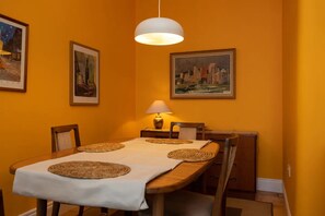 Basic Apartment, 1 Double Bed with Sofa bed | Private kitchen | Fridge, oven, stovetop, dishwasher - Newly Renovated 1 Bedroom Apartment Near Charming Newhaven (Edinburgh)