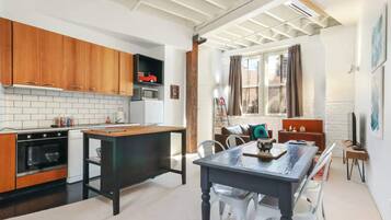 Basic Apartment, 1 King Bed | Private kitchen | Fridge, microwave, oven, stovetop