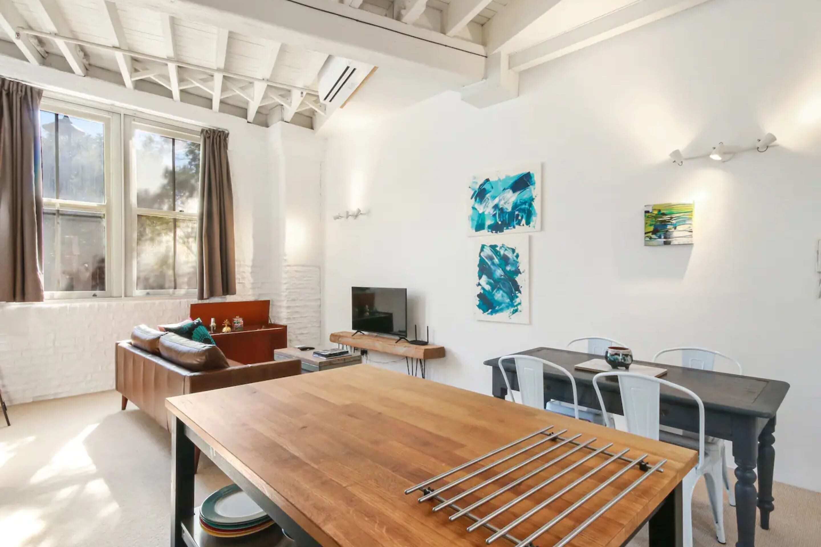 Basic Apartment, 1 King Bed | Dining