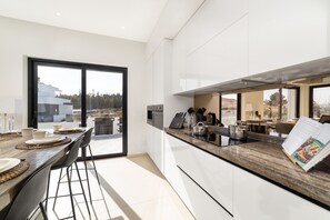 Geladeira, micro-ondas, fogão, lava-louças