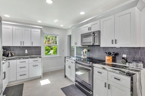 Refrigerador, microondas, horno y parrilla de estufa 