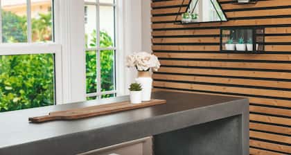 Historic Waterfront 3/2 With Yard & Soaking Tub