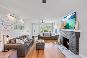 Smart TV, libros, videoteca y estéreo 