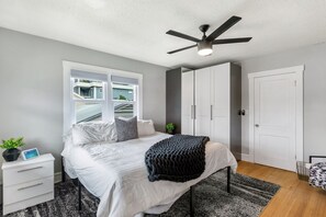 3 bedrooms, desk, iron/ironing board, travel crib