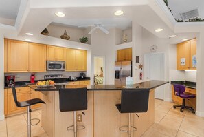 ثلاجة، ميكروويف، فرن، موقد طهي مسطح