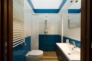 Dusche, Haartrockner, Bidet, Handtücher