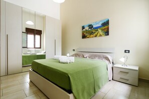 3 makuuhuonetta, silitysrauta/-lauta, ilmainen Wi-Fi, vuodevaatteet