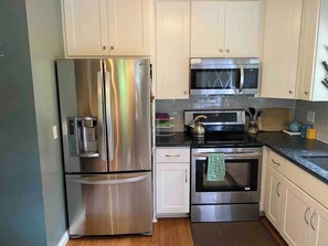 Refrigerador, microondas, horno y parrilla de estufa 