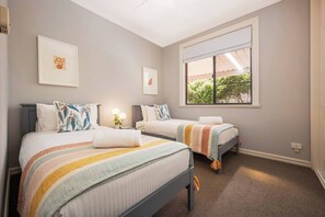 4 Schlafzimmer, Schreibtisch, Bügeleisen/Bügelbrett, Reisekinderbett