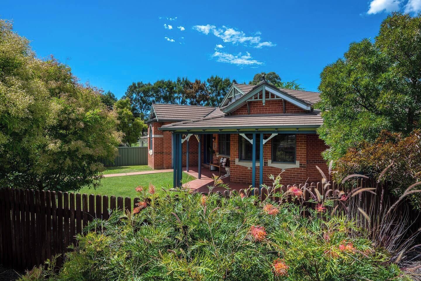 Cavalo features an Ian Birchall built family home,  established gardens and the convenience of having everything close by.