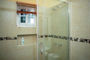 Chambre Standard double | Salle de bain | Douche, articles de toilette (gratuits), serviettes fournies, savon