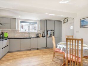 Dishwasher - Renovated in 2022, Two Little Ducks is in an ideal location. (Wells-next-the-Sea)