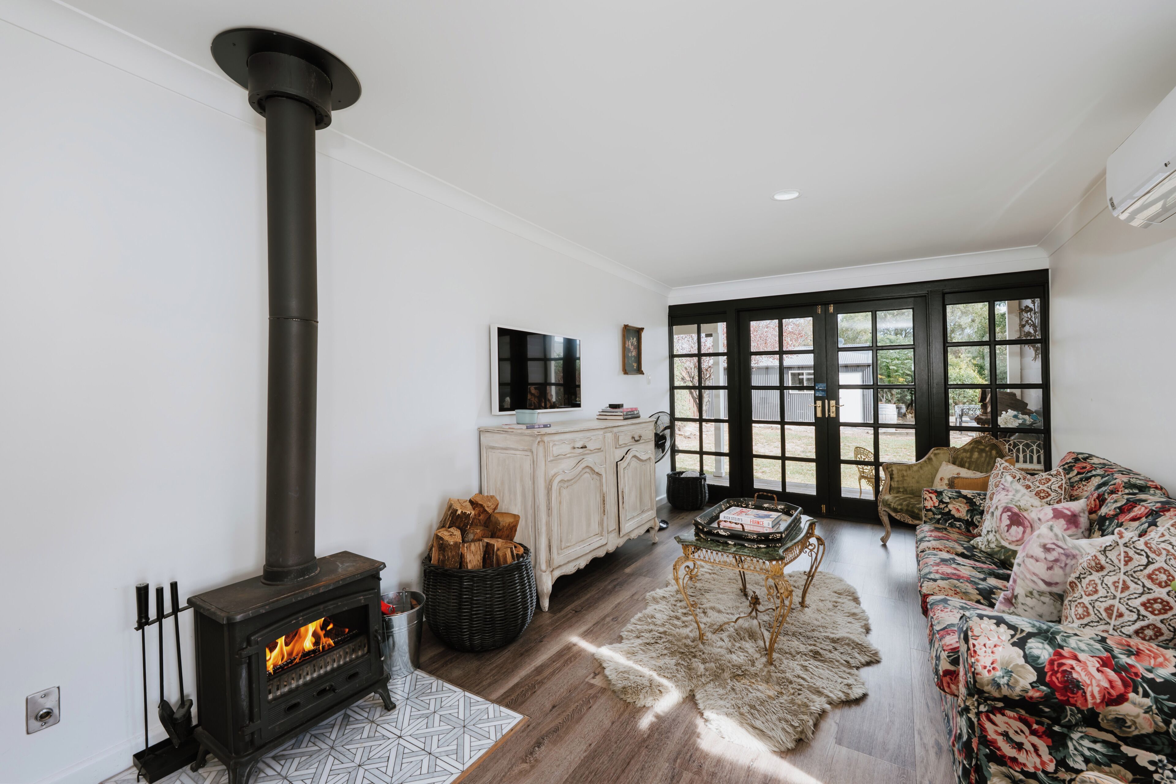 Sink into the floral lounge beside the crackling wood fireplace, where French Provincial furnishings, soft textures and garden-facing French doors set the scene for cosy nights in after a day exploring Mudgee’s wineries and boutiques.