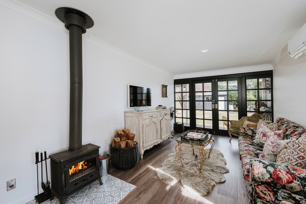 Sink into the floral lounge beside the crackling wood fireplace, where French Provincial furnishings, soft textures and garden-facing French doors set the scene for cosy nights in after a day exploring Mudgee’s wineries and boutiques.