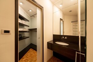 Baignoire, sèche-cheveux, bidet, serviettes fournies