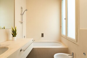 Badekar, hårtørrer, bidet, håndklæder