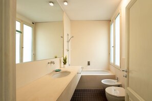 Baignoire, sèche-cheveux, bidet, serviettes fournies