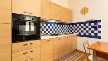 Frigorifero, forno, piano cottura, lavastoviglie