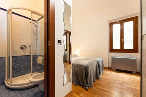 Douche, sèche-cheveux, bidet, serviettes fournies