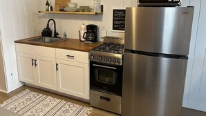 Kaffetrakter/tekoker, kjøleskap, mikrobølgeovn og ovn
