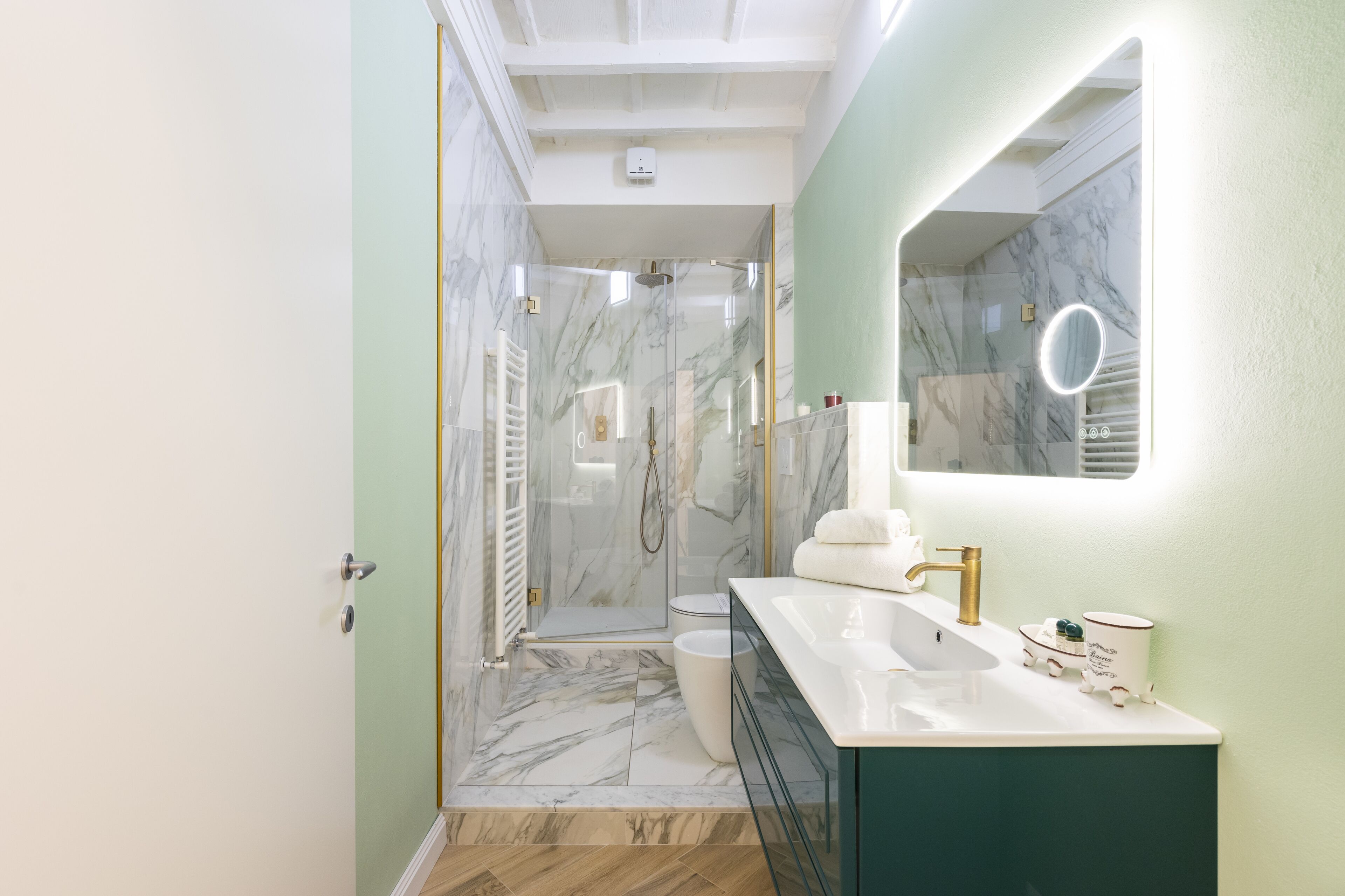 Baignoire, sèche-cheveux, bidet, serviettes fournies
