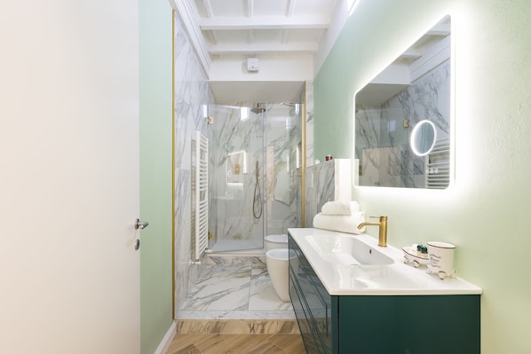 Badewanne, Haartrockner, Bidet, Handtücher