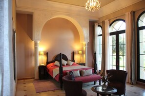 5 soverom, skrivebord, wi-fi (inkludert) og sengetøy