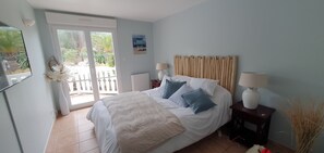 5 quartos, ferros/tábuas de passar roupa, berço de viagem