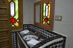 Shower, hair dryer, towels, soap - Dar DALIA a haven of peace, Riad Medina 10 minutes' walk from JAMAA EL FENA (MARRAKECH)