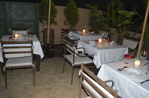 Outdoor dining - Dar DALIA a haven of peace, Riad Medina 10 minutes' walk from JAMAA EL FENA (MARRAKECH)