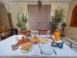 Dining - Dar DALIA a haven of peace, Riad Medina 10 minutes' walk from JAMAA EL FENA (MARRAKECH)