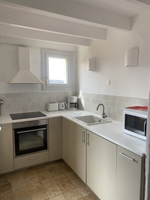 Réfrigérateur, micro-ondes, four, cafetière/bouilloire