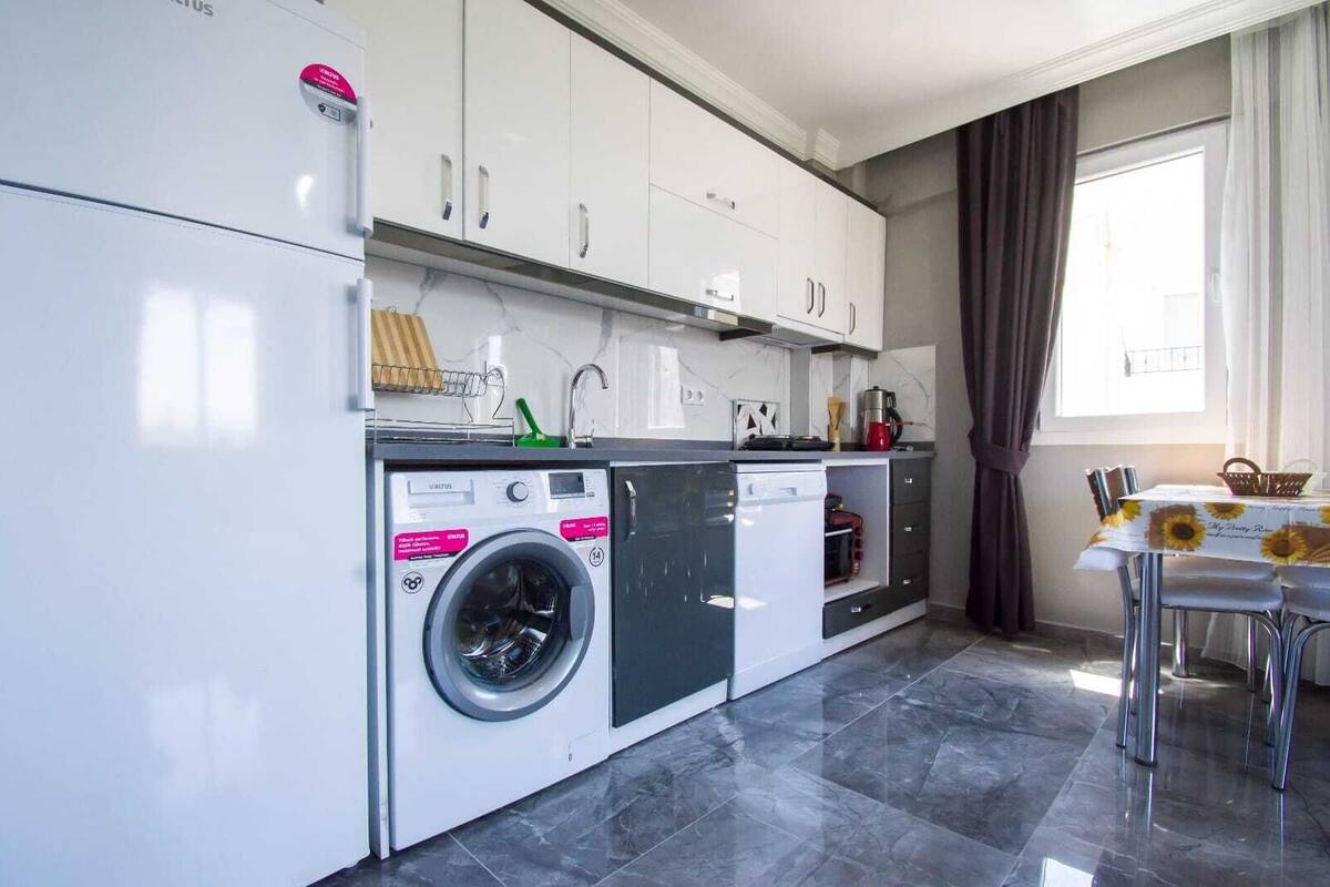 Großer Kühlschrank, Ofen, Herdplatte, Geschirrspüler