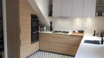 Een koelkast, een microgolfoven, een oven, een kookplaat