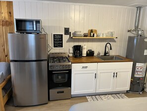 Refrigerador, microondas, horno y parrilla de estufa 