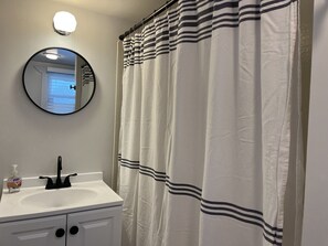 Combined shower/tub, towels