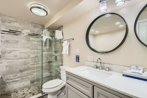 Combined shower/tub, free toiletries, hair dryer, towels - Gorgeously Renovated Property, Steps from In-town Shuttle, Pool (Vail)
