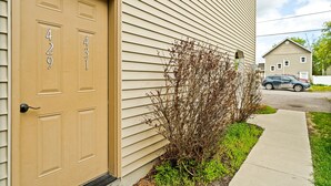 A beige house with a brown door and two numbers on it. - Modern Downtown Kalispell Getaway — Walk to Coffee, Shops & Breweries (Kalispell)