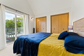 2 bedrooms, desk, travel crib, free WiFi - Modern Downtown Kalispell Getaway — Walk to Coffee, Shops & Breweries (Kalispell)