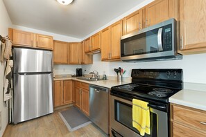 Fridge, microwave, oven, stovetop - Modern Downtown Kalispell Getaway — Walk to Coffee, Shops & Breweries (Kalispell)