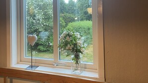 Una ventana con vistas a la vegetación.