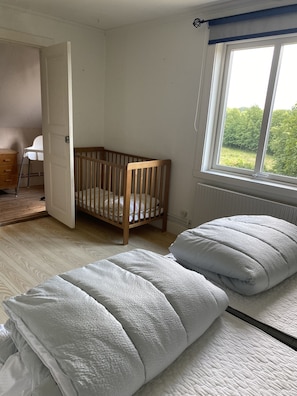 4 bedrooms, desk, free WiFi - Traditional Swedish wooden house by Lake Torsjön (Ingelstad, Växjö)