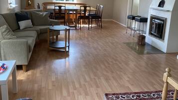 Smart TV, fireplace, table tennis, stereo